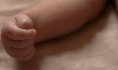 Cặp vợ tử vong trong phòng ngủ, bé gái 4 tháng tuổi được tìm thấy dưới gầm giường trong tình trạng bất ngờ