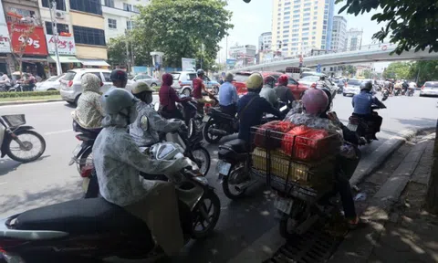 Người tham gia giao thông ngày nóng chú ý: Dừng xe máy ở bóng râm để tránh nắng có thể bị phạt trong trường hợp này