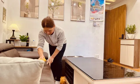Chuẩn bị sinh con, tôi thuê giúp việc về nhà, đêm thứ 2 đi ngang phòng cô và chứng kiến cảnh không thể quên