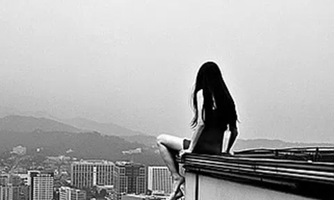 Nữ sinh năm nhất tử vong sau khi rơi từ tầng cao, gia đình tiết lộ những bí mật phía sau đầy xót xa