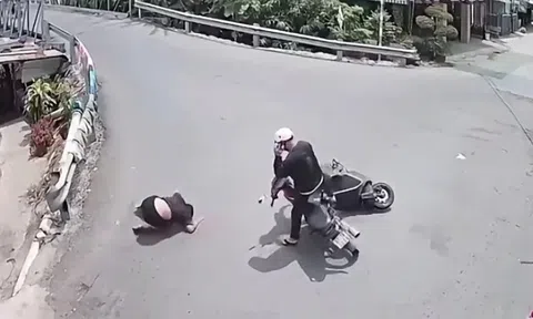 Thờ ơ sau va chạm, thanh niên vẫn ung dung nghe điện thoại mặc người bị ngã đang đau đớn