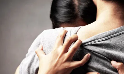 Phát hiện chồng ngoại tình với đồng nghiệp, tôi định làm loạn cả công ty thì mẹ chồng nói đúng 1 câu khiến tôi phải tính toán lại