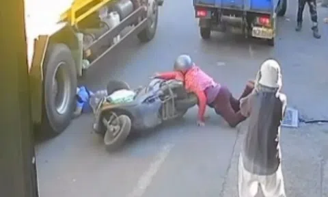 Khoảnh khắc đau lòng: Bé trai 7 tuổi leo lên xe bà ngoại vô tình vặn tay ga bị xe rác cán tử vong