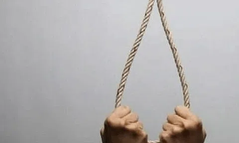 Cụ ông 78 tuổi treo cổ trước cửa nhà hàng xóm sau vụ xô xát, gia đình đòi bồi thường hơn 1,7 tỷ đồng