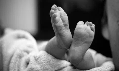 Con gái sơ sinh qua đời, người phụ nữ bí mật chôn thi thể ven sông vì không có tiền mai tang