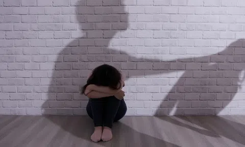 Bé gái 2 tuổi bị bạn trai của mẹ bạo hành suốt hơn 80 ngày đến tử vong, từng bị nhốt vào máy giặt để trừng phạt