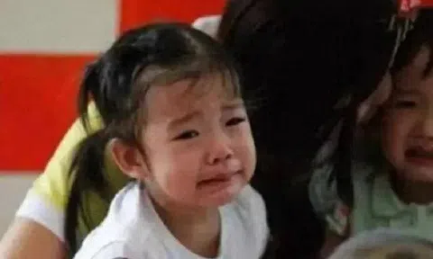 Bé gái 3 tuổi đi học về liên tục kéo quần, nói “con không dám đi vệ sinh”, mẹ bật khóc khi phát hiện sự thật