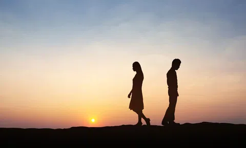 Đêm ở nhà nghỉ với bạn trai là bố đơn thân, tôi sốc khi anh đòi chia tay vì biết tôi còn trong trắng, lý do phía sau còn đau hơn