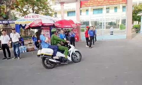 Ngủ quên trong ngày thi tốt nghiệp THPT, nữ sinh được công an đến tận nhà đưa tới điểm thi