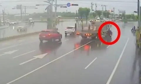 Clip: Camera an ninh ghi lại khoảnh khắc xe tải chở lợn mất lái, cán tử vong người đi xe máy đang chờ đèn đỏ