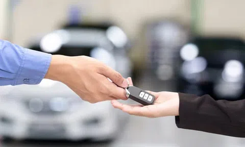 Mượn xe đi 3.800 km, trả lại với bình xăng cạn trơ đáy, 10 ngày sau anh chồng lại đến mượn, tôi đưa chìa khóa cùng 1 thứ khiến anh tái mặt