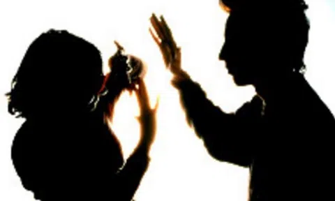 Lợi dụng lúc con gái ra ngoài, người chồng dùng búa sát hại vợ rồi bình thản đi tự thú