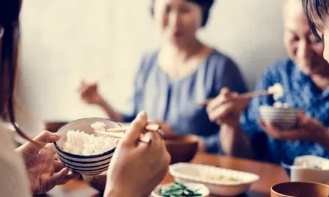 Mẹ chồng lên chơi, nhìn mâm cơm con dâu nấu rồi nói một câu khiến tôi nghẹn đắng lòng không thể ngồi ăn tiếp