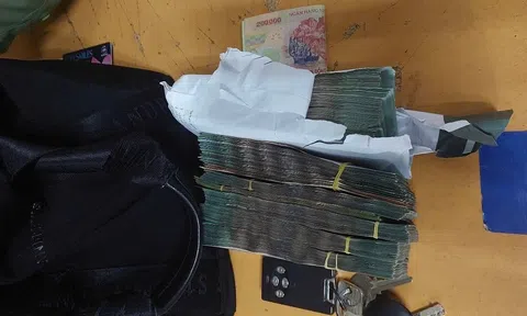 Nhiều cọc tiền 500.000 đồng nằm chơ vơ tại nhà ga Nội Bài, sự thật phía sau khiến ai cũng bất ngờ