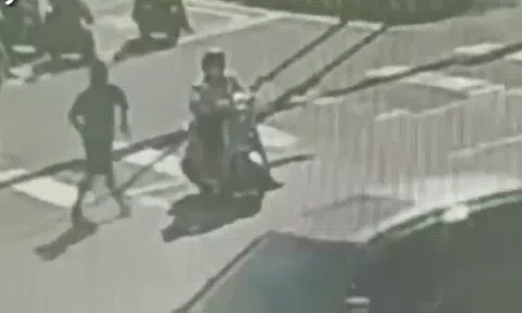 Clip: Đang dừng đèn đỏ, người phụ nữ bất ngờ bị người lạ siết cổ giữa ngã tư, liên tục quát: "Muốn chết phải không?"