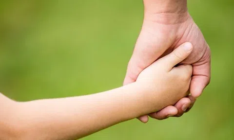 Gồng gánh nuôi con một mình suốt 12 năm, tôi nghẹn lòng khi đọc tin nhắn của con