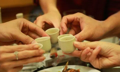 1 tuần 4 buổi chồng đi nhậu đến nửa đêm, tôi quyết định làm 1 việc khiến anh từ đó sợ rượu bia