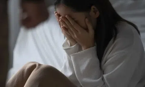 Dự họp lớp, người đàn ông nối lại tình cũ với bạn học cũ, vợ phát hiện clip nhạy cảm sau nhiều năm