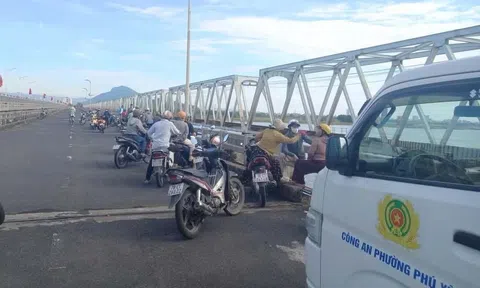 Trên đường đi thăm mẹ, người phụ nữ bất ngờ nhảy xuống sông trước mặt con trai: Gia đình hé lộ hoàn cảnh xót xa