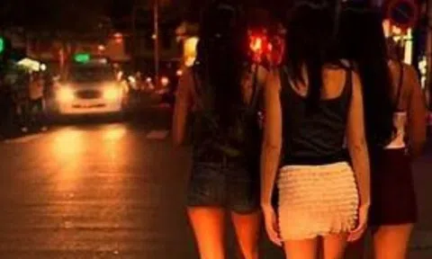 Đột kích tụ điểm mại dâm: 8 người phụ nữ bị bắt, hiện trường ngổn ngang
