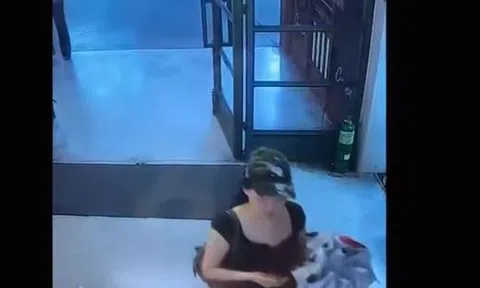 Camera ghi cảnh người phụ nữ nhặt vòng tay kim cương hơn 240 triệu đồng, chủ nhân cầu cứu