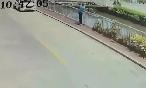 Bé gái đang đi bộ bất ngờ bị người đàn ông bám theo rồi bế ném xuống sông trong 7 giây, thủ phạm lại là người thân trong gia đình