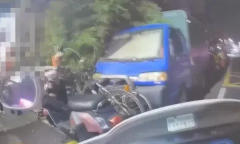 Clip: Người đàn ông uống rượu dùng chân đẩy xe máy, cái kết khiến nhiều người bất ngờ
