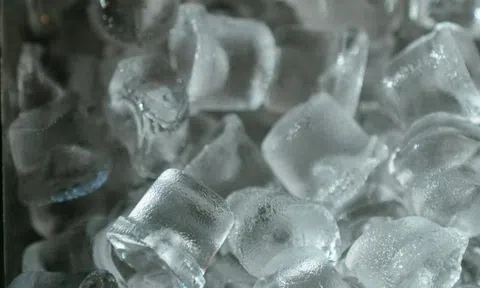 Phát hiện thi thể người phụ nữ bị bọc kín bằng túi nilon, phủ đầy đá lạnh trong nhà nghỉ
