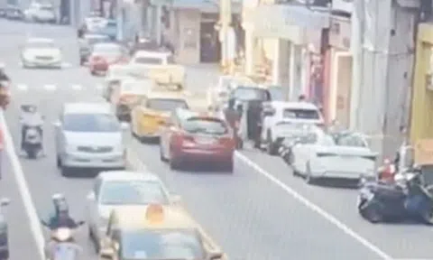 Clip: Tài xế mở cửa ô tô hất văng nữ đi xe máy, khoảnh khắc suýt bị taxi cán khiến nhiều người rùng mình