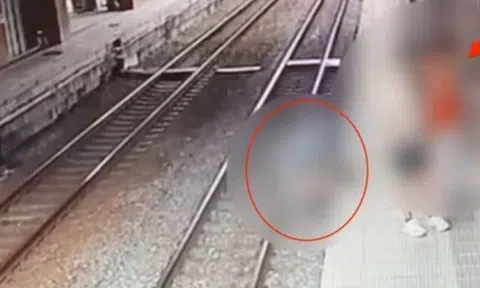 Clip: Xe đẩy lao khỏi sân ga, bé trai 2 tuổi rơi xuống đường ray, mẹ liều mình nhảy xuống cứu