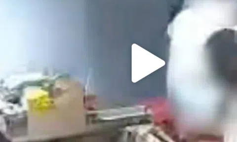 Clip: Cặp đôi hôn nhau đắm đuối trong quán lẩu, chàng trai ngã làm đổ nồi nước sôi khiến cô gái bàn bên bị bỏng