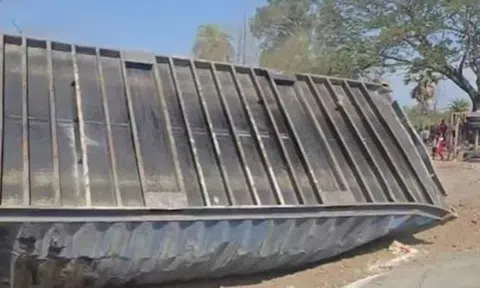 Hiện trường vụ xe container đâm vào xe chở khách dự đám cưới ở Ấn Độ, 13 người tử vong