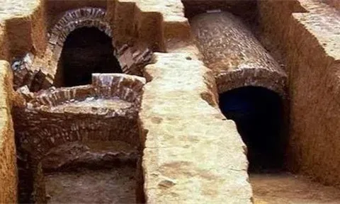 Khai quật mộ cổ hơn 2.000 năm tuổi, chuyên gia sốc nặng khi thấy “bóng đen” bí ẩn bò ra từ góc mộ