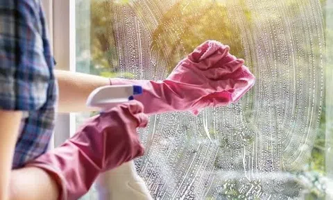 3 nguyên liệu có sẵn trong bếp giúp kính sạch bong, sáng bóng chỉ sau vài phút