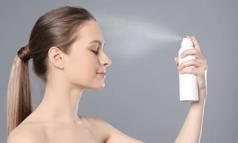 Xịt khoáng mỗi ngày nhưng da vẫn khô? Có thể bạn đang mắc phải những sai lầm này