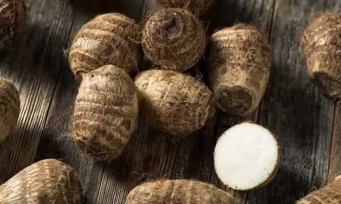 Gọt khoai sọ thường xuyên bị ngứa tay? Áp dụng ngay những mẹo đơn giản này để khắc phục