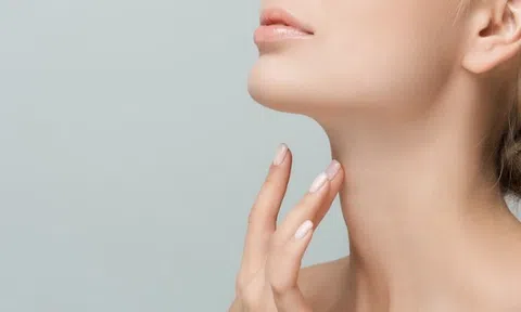 Da cổ nhăn nheo khiến bạn trông già hơn tuổi? Chị em đừng bỏ qua những mẹo chăm sóc này