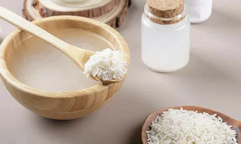 Vo gạo xong đừng vội đổ đi: 4 công dụng ít ai biết của nước vo gạo trong đời sống hàng ngày
