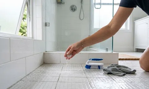 Rắc muối hạt vào phòng tắm - mẹo vệ sinh đơn giản nhưng nhiều người chưa biết