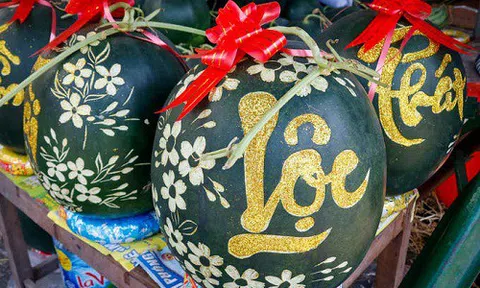 "Dưa siêu to khổng lồ" khắc thư pháp hút khách những ngày cận Tết