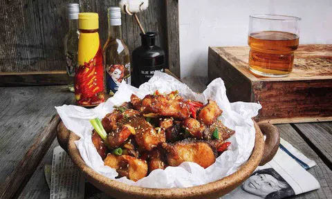 Chán thịt, mẹ đảm vào bếp làm món cá chiên tỏi ớt giải ngán ngày Tết