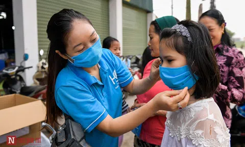 Người phụ nữ tự sản xuất, phát 40.000 khẩu trang miễn phí cho người dân
