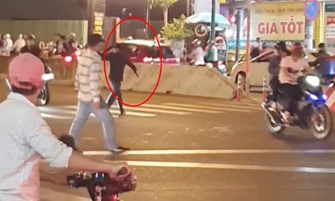 Nam thanh niên có biểu hiện "ngáo đá'' cầm rìu dọa chém người trong đêm