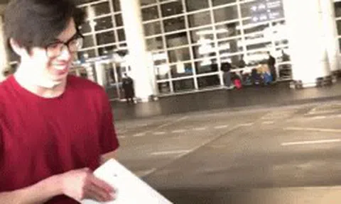 Mẹ đón con trai ở sân bay theo cách 'bá đạo' giữa dịch Covid-19