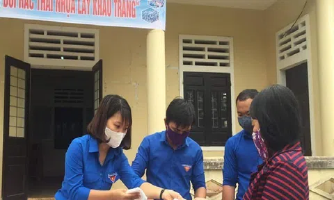 Quảng Trị: Thanh niên đổi rác thải nhựa lấy khẩu trang phòng Covid-19