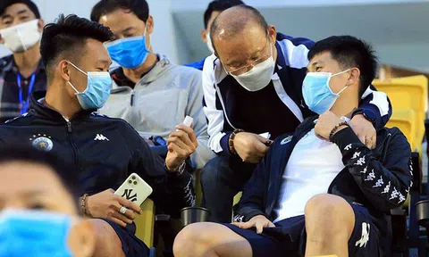 Bóng đá mùa dịch bệnh: Thầy Park tiếp tục luyện quân chờ tái xuất