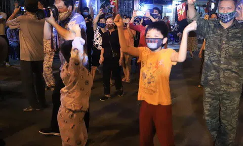 Hà Nội: Người dân phố Trúc Bạch vỡ òa khi được rỡ bỏ lệnh phong tỏa