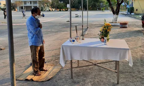 Người đàn ông lập bàn thờ, chịu tang cha trong khu cách ly