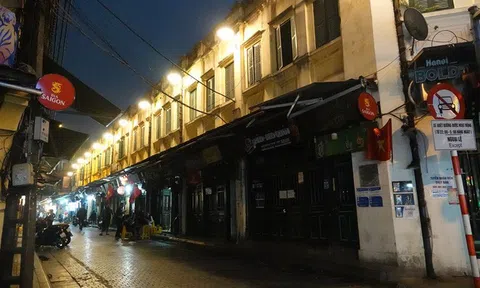 Hà Nội vắng vẻ lạ thường, dừng mọi hoạt động kinh doanh vì dịch Covid-19