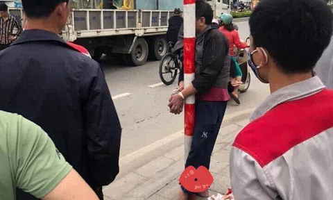 Người cha lao đầu vào ô tô tự tử bất thành, biết nguyên nhân ai cũng nghẹn ngào